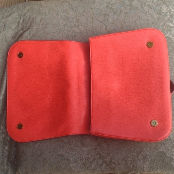 Tory Burch Logo Poppy Red Grained Leather Shoulder Bag - Picture 11 of 12